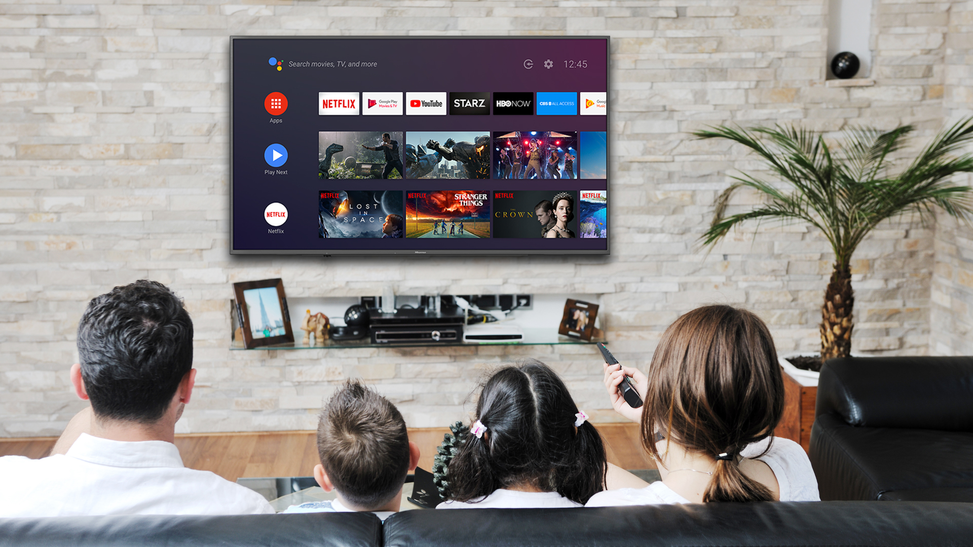Une famille regarde la télévision ensemble avec IPTVBut